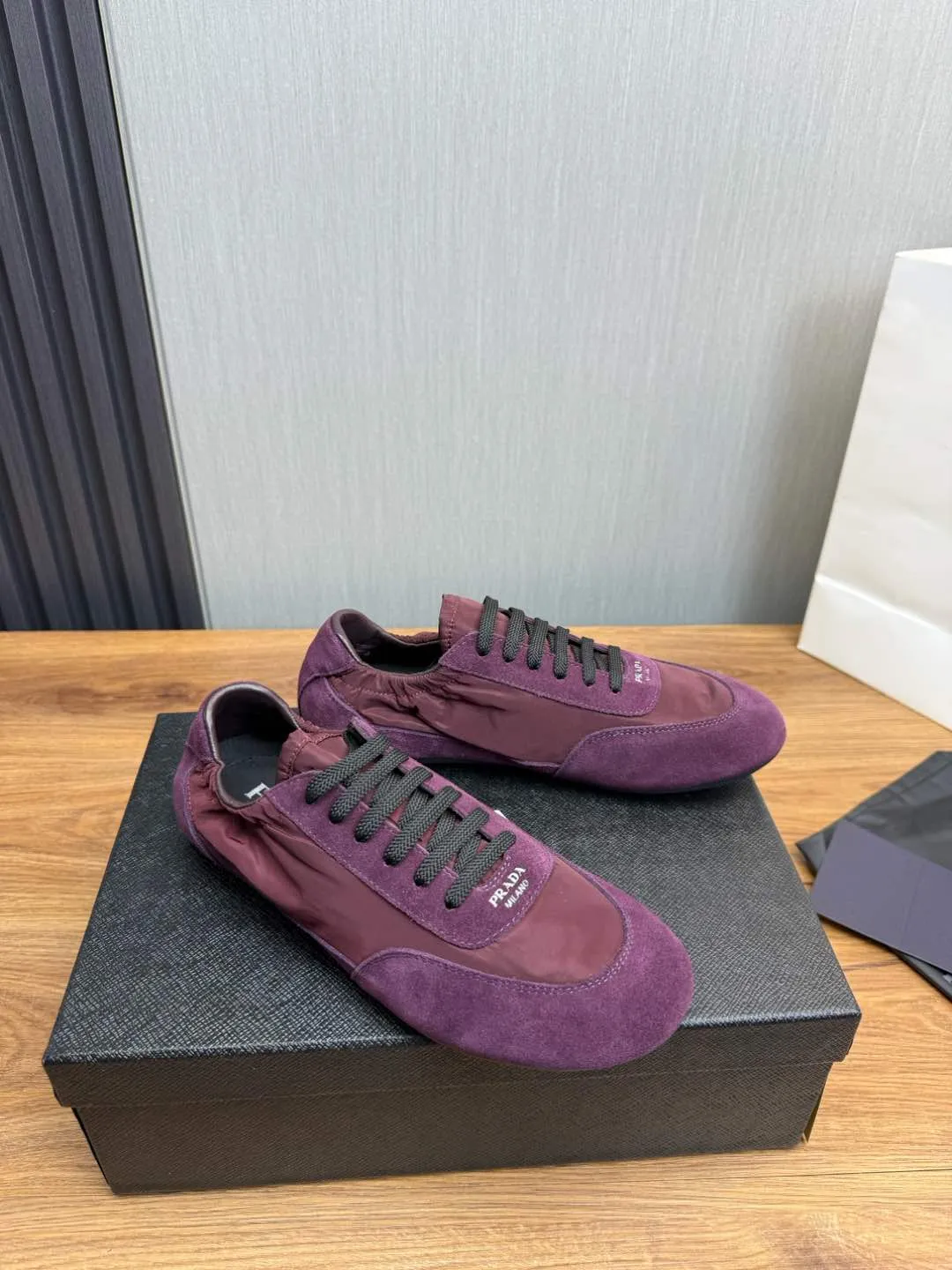 Men's shoes 💰600💰 PRADA 2025 Early Spring Collapse New Couple Style Sports Shoes Moral Training Shoes The name Collapse comes from the fact that it can be easily put on and taken off with bare hands. The light and comfortable features make it more relaxed and casual. The side elastic design can be worn twice! Super comfortable catwalk sneakers, as light and thin as ballet slippers, as comfortable as sneakers, comfortable and super light on the feet. Fabric: nubuck leather spliced ​​with nylon cloth. Silk cowhide foot pads. Size: Women's code 35/40 Men's code 39/45